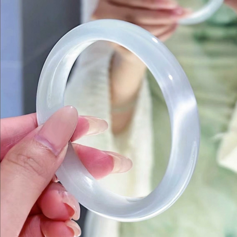 周纪福 好运女荔枝冻透白月光圆条宽镯叮当镯 玛瑙 手镯 女款