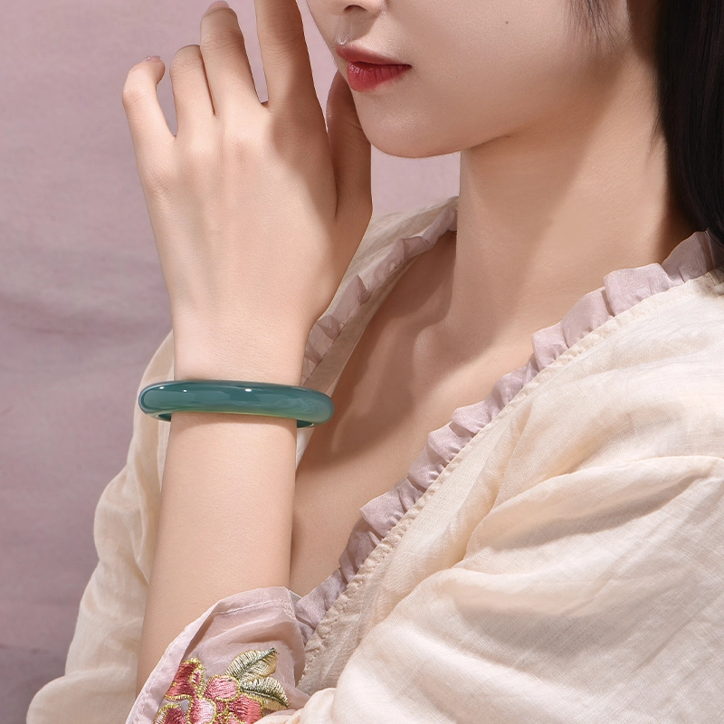 庆大福 远山黛油青系列 江南温婉润玉卿卿可人 汉服旗袍国风古典雅韵百搭宫延风#好运 玉髓 玉石手镯 女款
