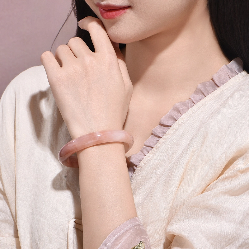 庆大福 桃花酿美人镯 桃之夭夭 三生三世桃花酿 莹润细腻 国潮复古 梨云暮雪 贵妃镯 金丝玉 手镯 女款