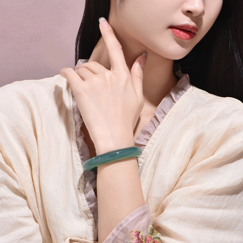 庆大福 远山黛油青系列 江南温婉润玉卿卿可人 汉服旗袍国风古典雅韵百搭宫延风#好运 玉髓 玉石手镯 女款
