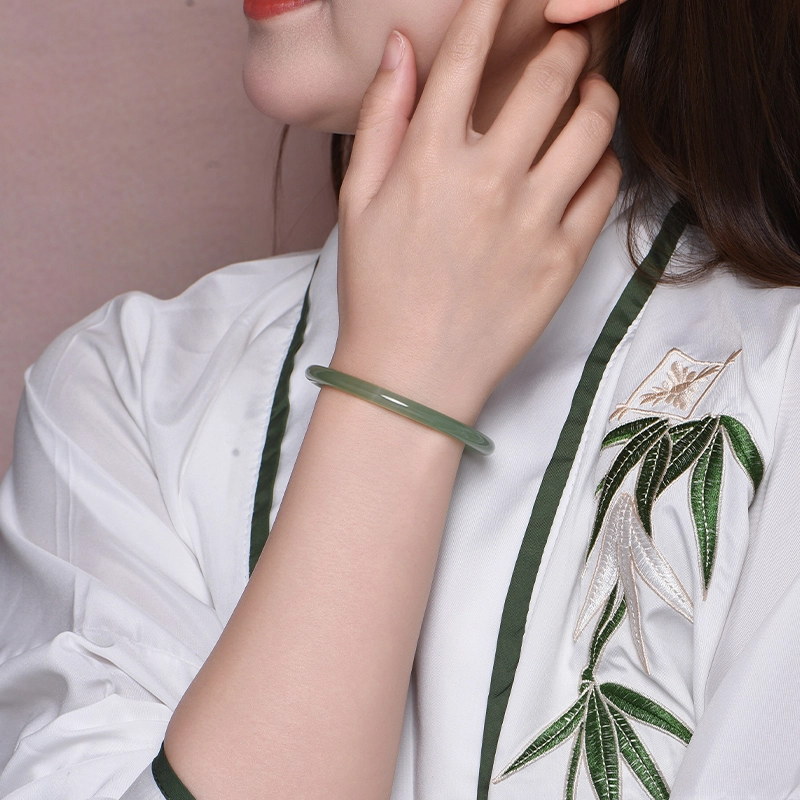 庆大福 远山黛油青系列 细圆条国潮复古新中式精致优雅古韵莹润透亮温婉少女心大气清冷高级感闭口收拾 玉髓 手镯 女款