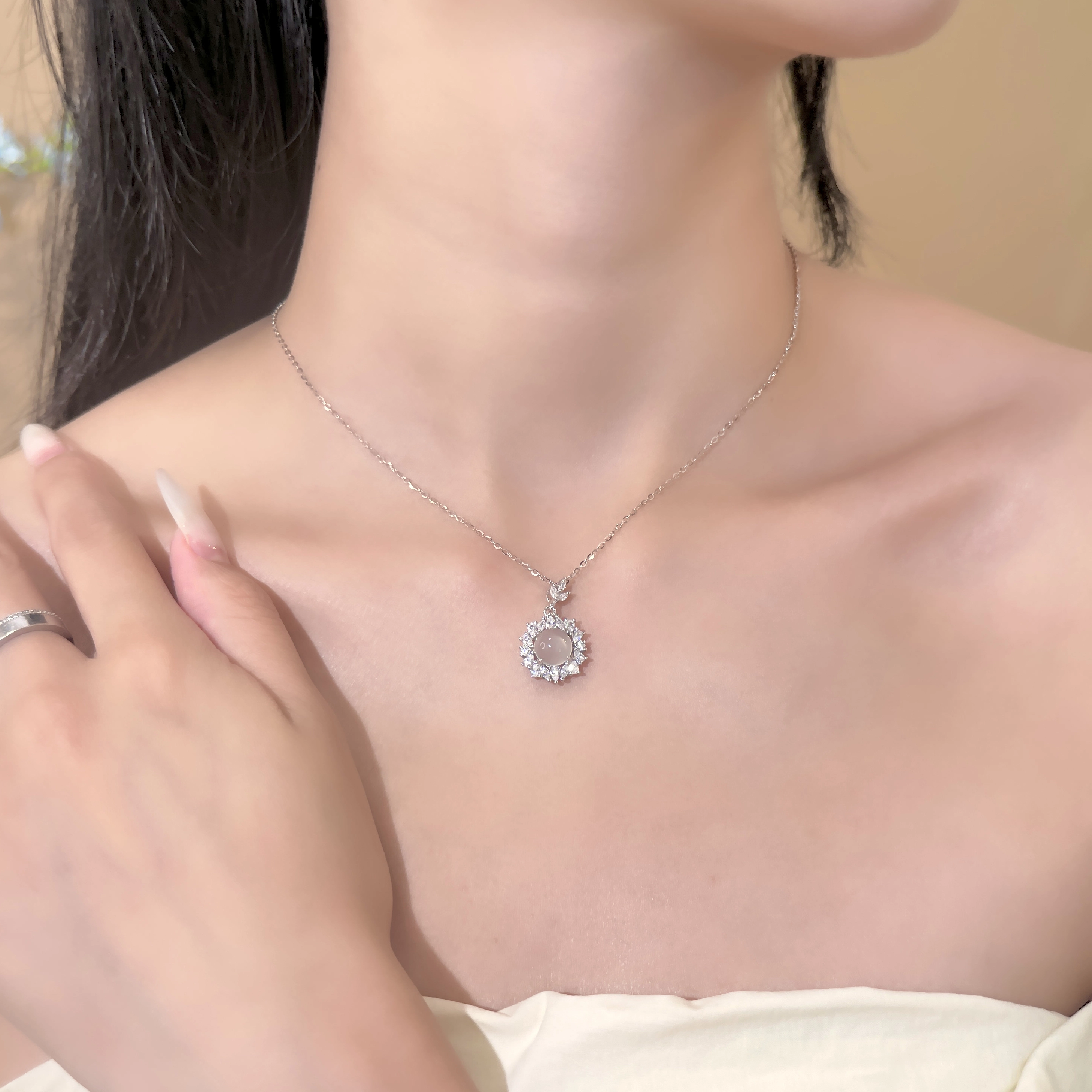 【一物一证】 羽诗娅 星辰璀璨 个性高级感小众闪耀圆形气质优雅吊坠 日常通勤 表白必备 女朋友告白生日纪念日礼盒款 玉髓 玉石项链 女款