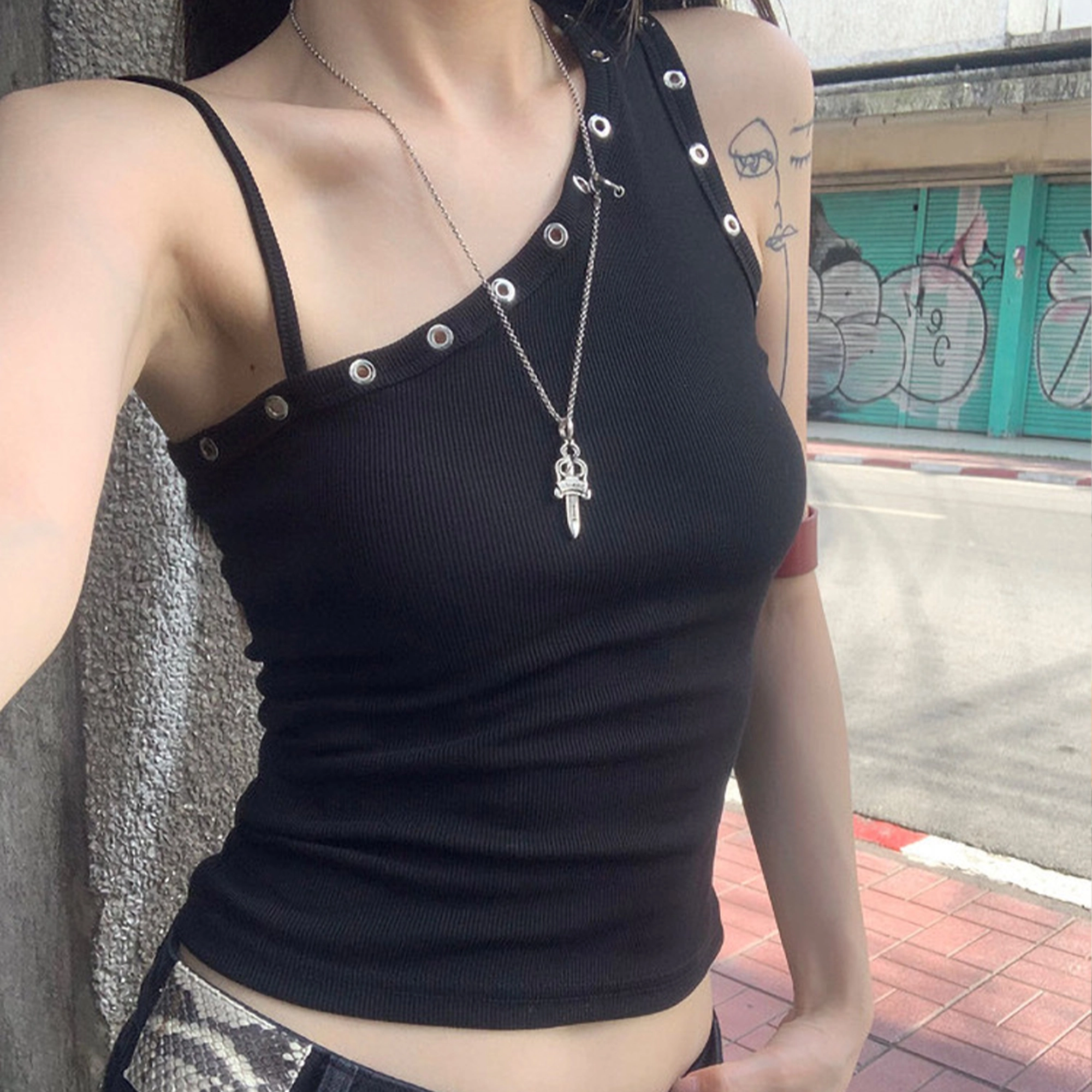 秀黛 美式 辣妹纯欲风性感小众高级感斜肩短款吊带上衣百搭打底春夏天修生别致单肩轻盈舒适透气柔软亲肤日常通勤炸街个性背心 女款