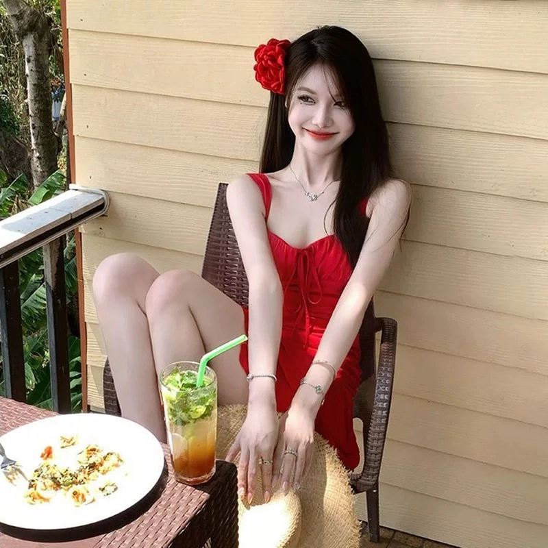 秀黛 春夏季 纯欲风性感显白轻盈亲肤透气舒适高级感质感度假泳衣小红裙式温泉泳装海边假期遮肉时尚可外穿纯色休闲褶皱吊带 女款