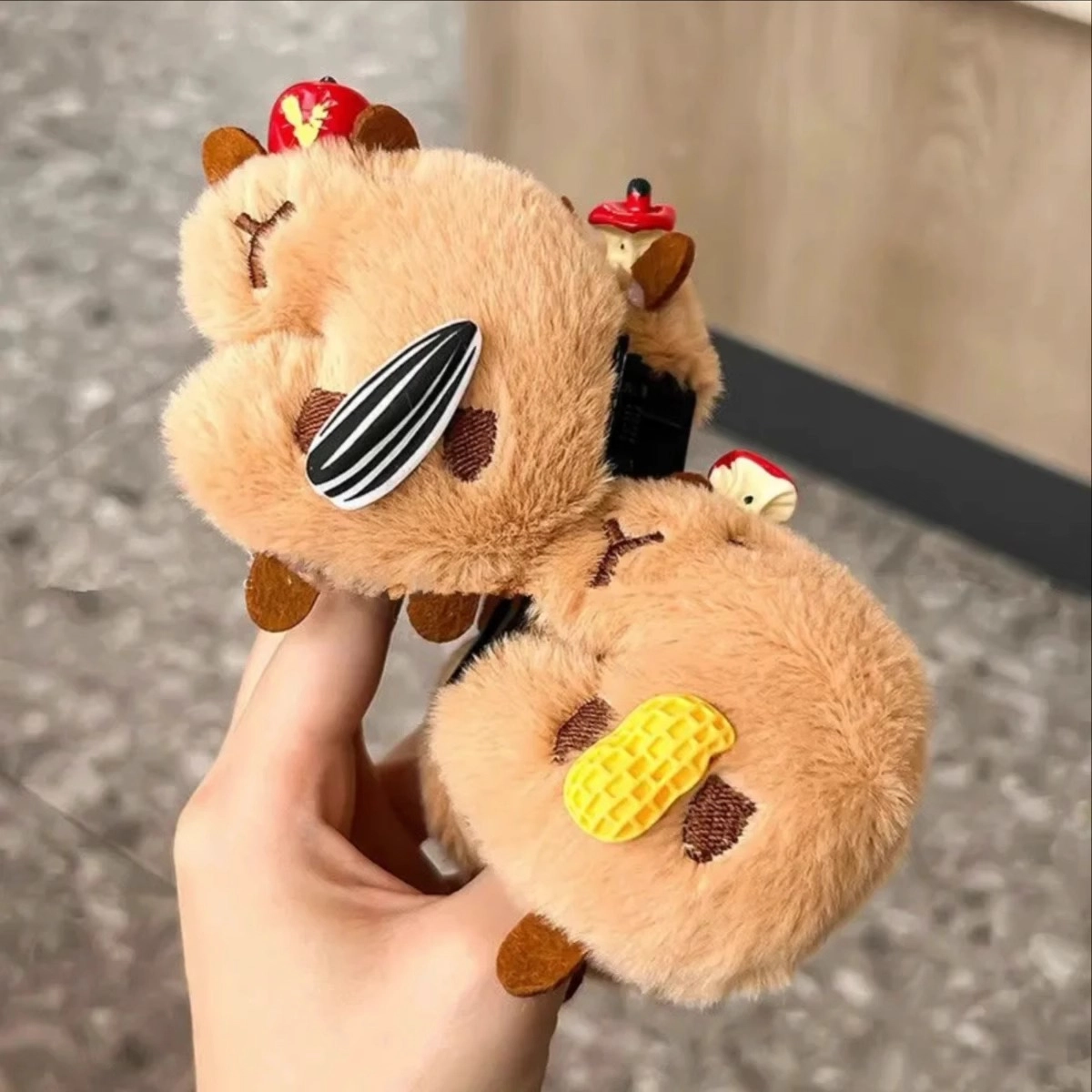 丹琴 可爱少女半扎发卡皮巴拉毛绒抓夹秋冬新款后脑勺鲨鱼夹头饰 亚克力 发夹 女款
