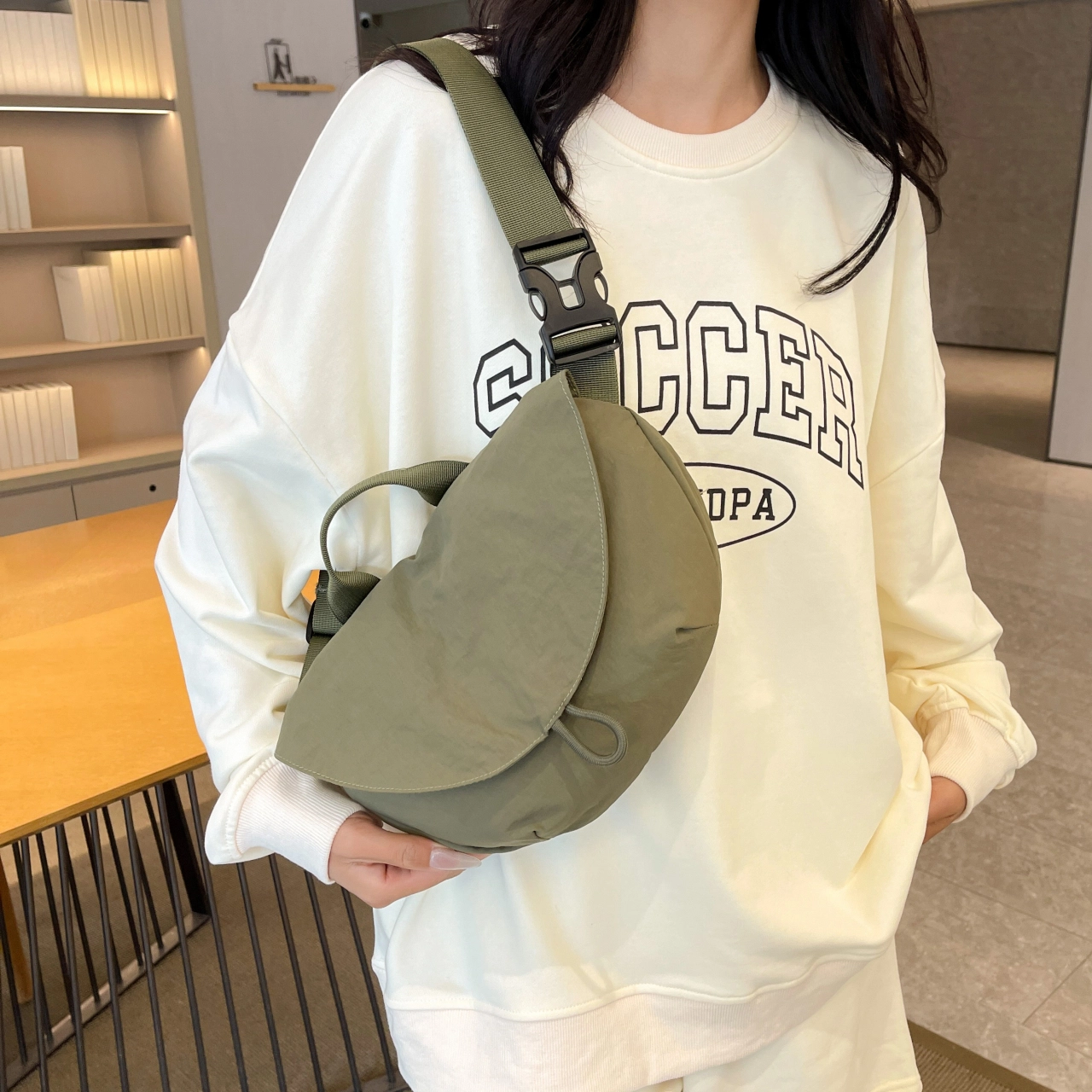 單倉 休闲简约轻便运动 尼龙布 斜挎包 男女同款情侣款 米白色/黑色/紫色/卡其色/绿色