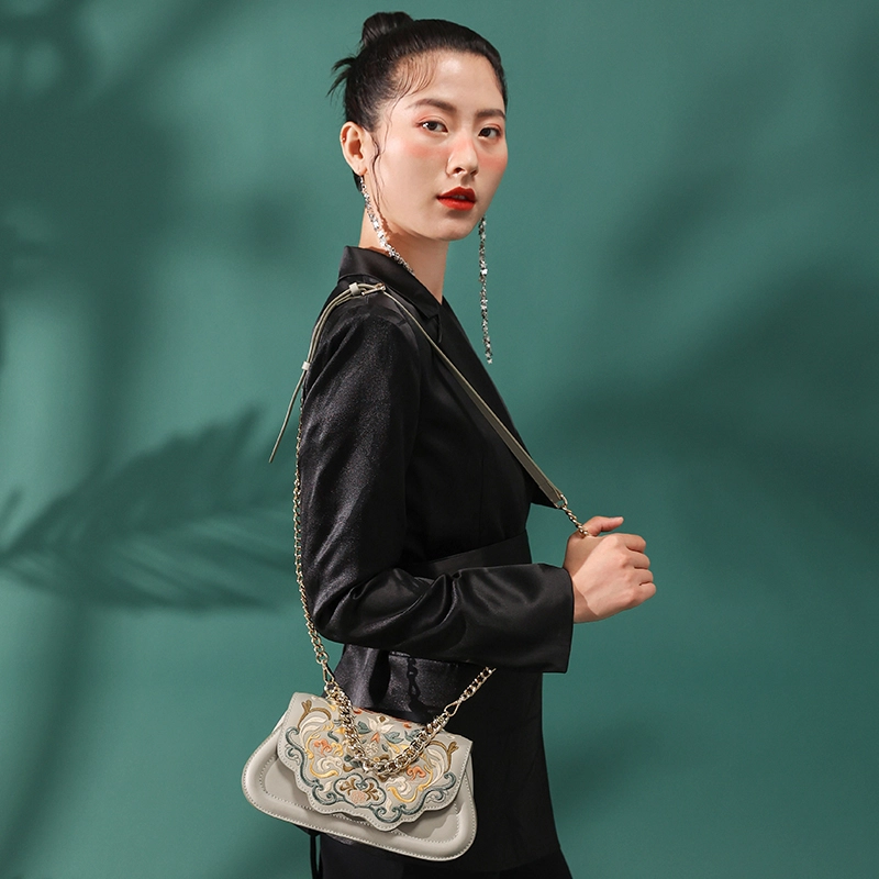 古伊西 敦煌图腾新中式 国风刺绣工艺 小众绣花高级感手提腋下马面裙斜挎包 小号 女款 玉簪青灰