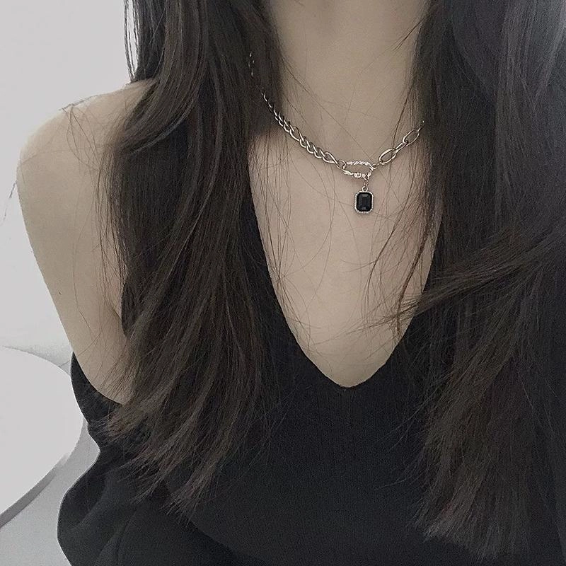 925