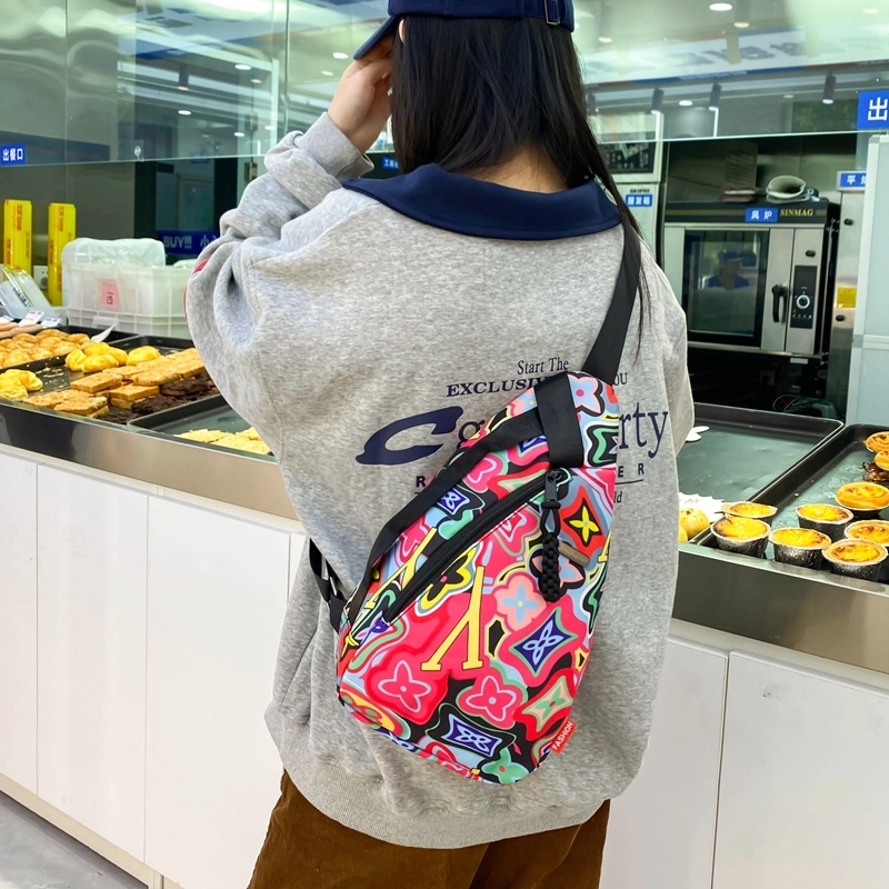 垣途者 时尚涂鸦设计小众日常休闲百搭通勤 尼龙 斜挎包胸包 男女同款情侣款 橘色/绿色/粉色/黑色