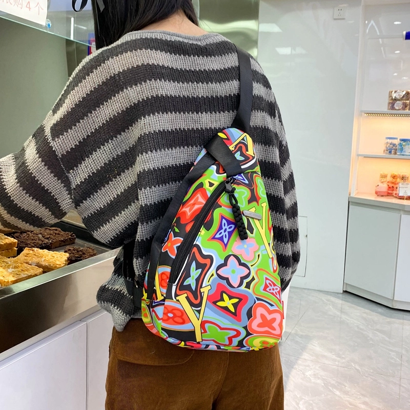 垣途者 时尚涂鸦设计小众日常休闲百搭通勤 尼龙 斜挎包胸包 男女同款情侣款 橘色/绿色/粉色/黑色