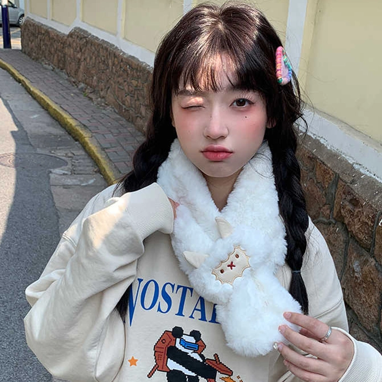 雅鹿 日系可爱卡通小羊毛绒绒交叉秋冬季学生情侣骑车保暖百搭防寒护颈毛绒围巾 仿兔毛 绒线围脖 男女同款情侣款 礼盒装