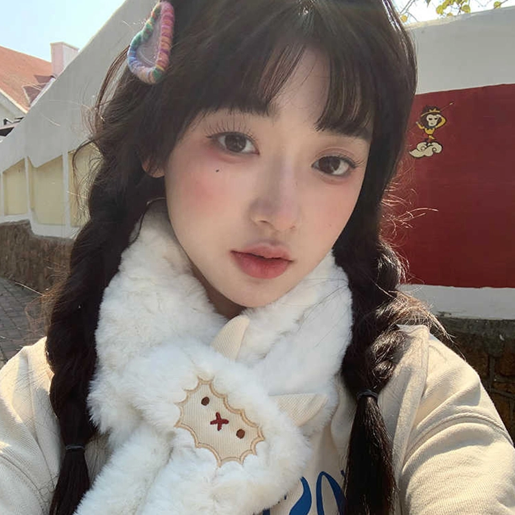 雅鹿 日系可爱卡通小羊毛绒绒交叉秋冬季学生情侣骑车保暖百搭防寒护颈毛绒围巾 仿兔毛 绒线围脖 男女同款情侣款 礼盒装