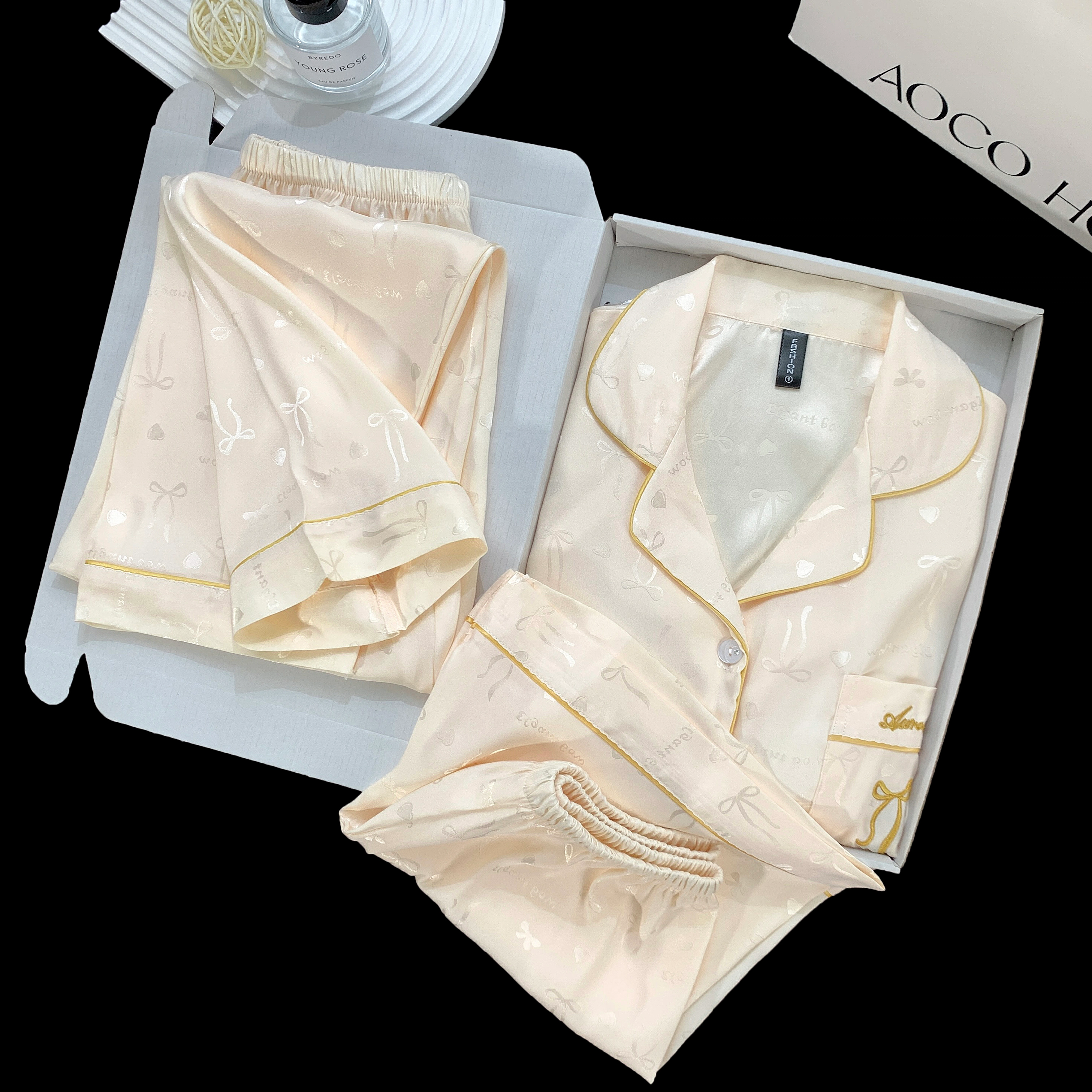 夏芬妍 简约休闲高级感蝴蝶结冰丝翻领带胸垫家居服舒适亲肤宽松短袖三件套可外穿睡衣套装 女款 杏色