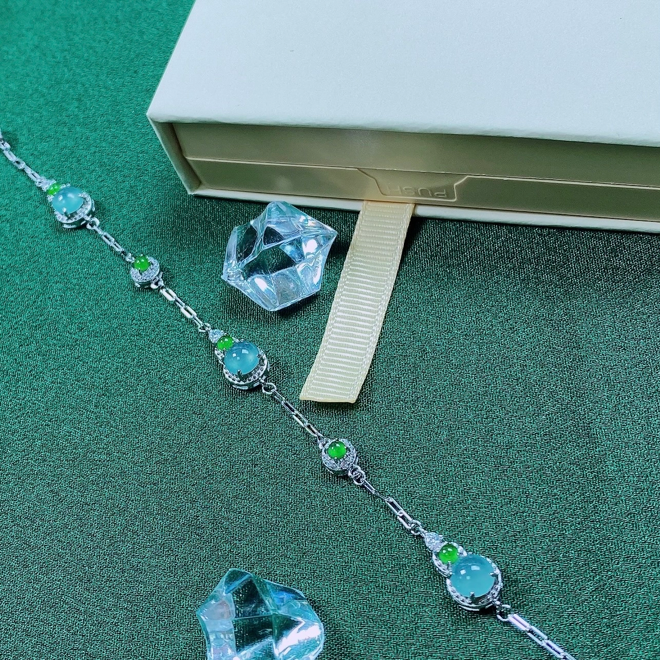 925