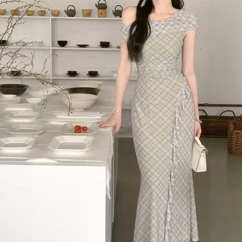 格子苔 【智媛妹妹】露肩斜领收腰显瘦格纹长裙无袖连衣裙 女款