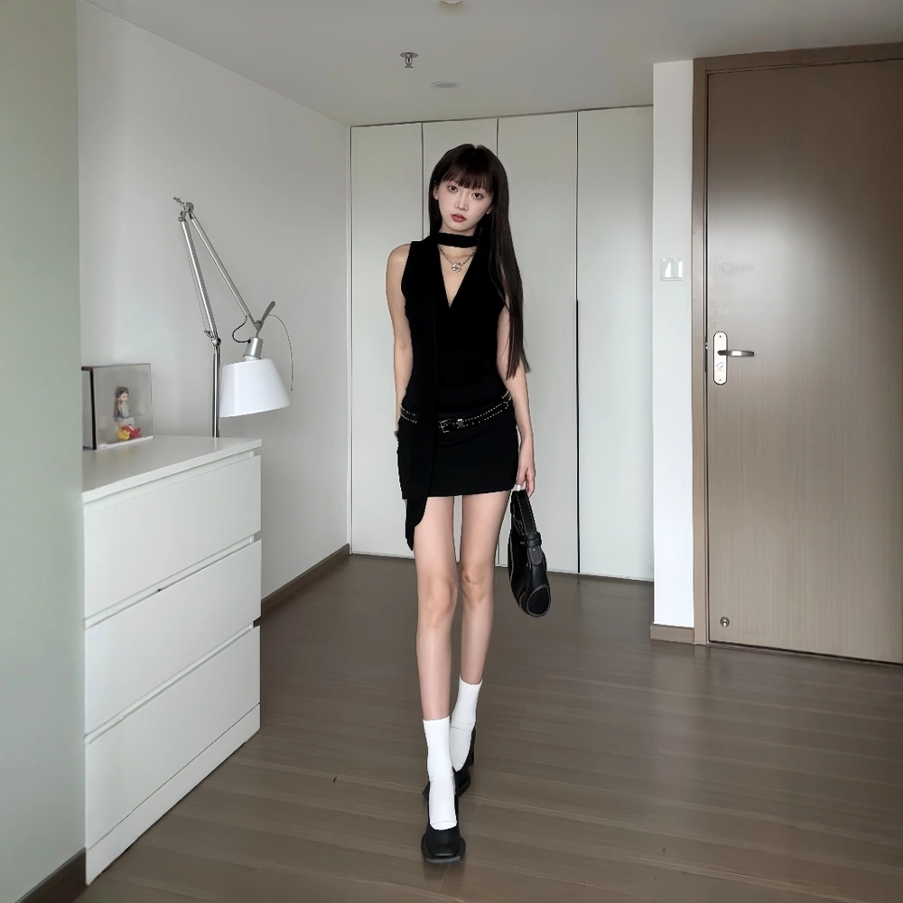 格子苔 夏季美式辣妹包臀小黑裙挂脖荡领裙子性感收腰无袖连衣裙 女款