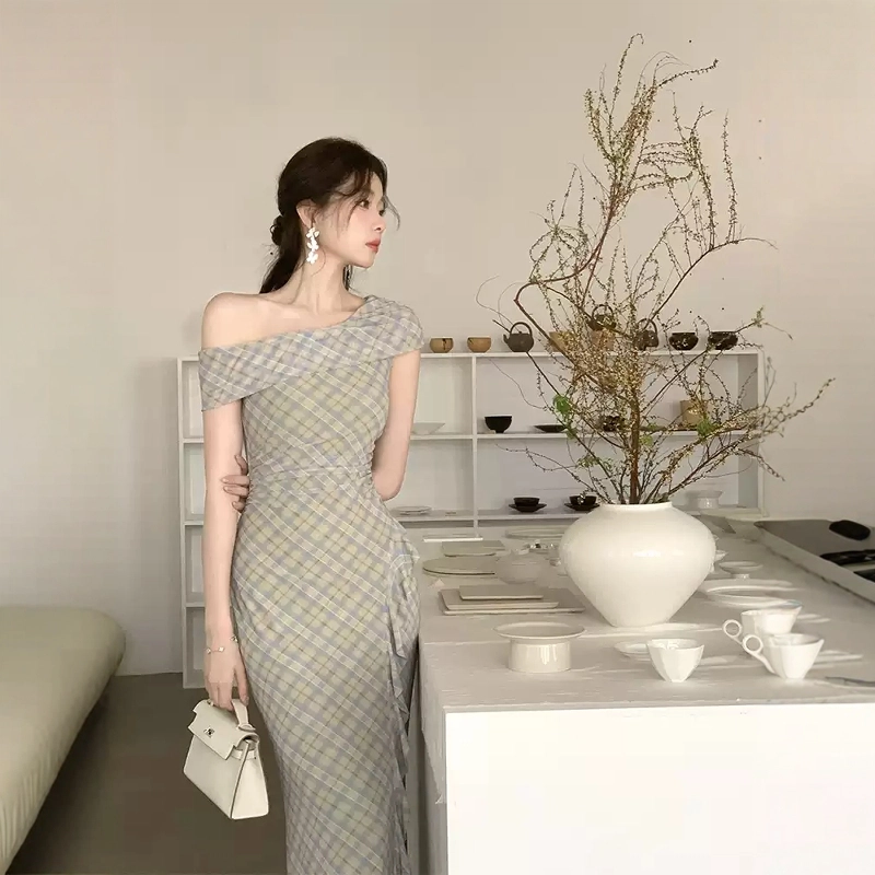 格子苔 【智媛妹妹】露肩斜领收腰显瘦格纹长裙无袖连衣裙 女款