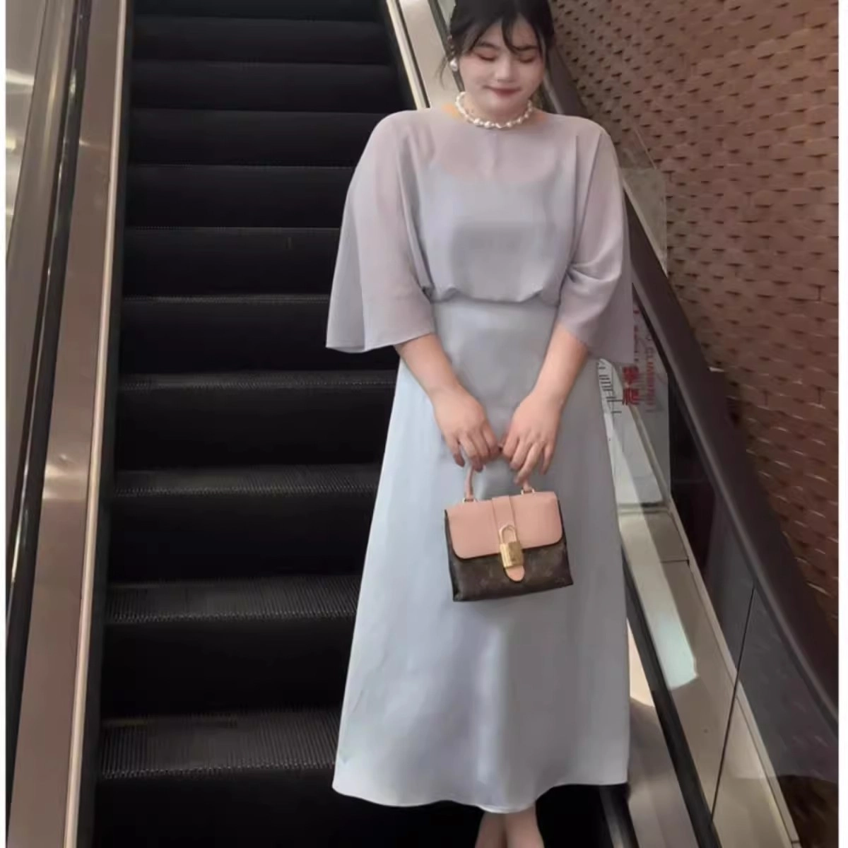 哒头下雨不愁 优雅轻盈纯色常规袖短袖圆领高腰裙装套装 女款