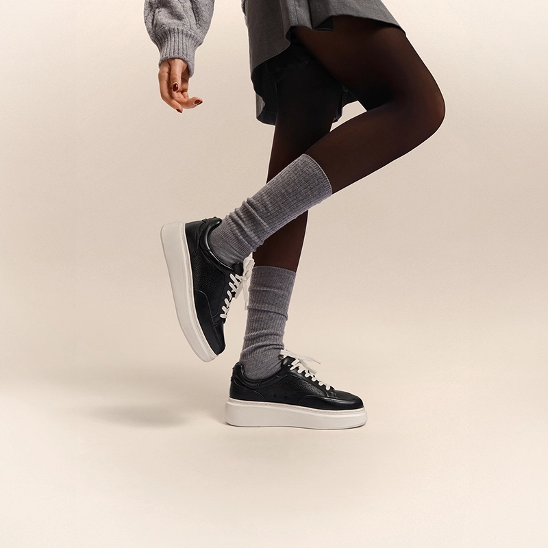 THOM WILLS trainer