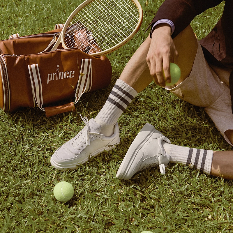 THOM WILLS trainer