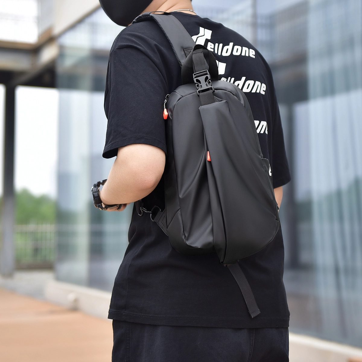 普乐威 街头时尚潮流运动机车休闲多功能通勤防水耐磨 尼龙 胸包 男女同款情侣款 黑色/灰色