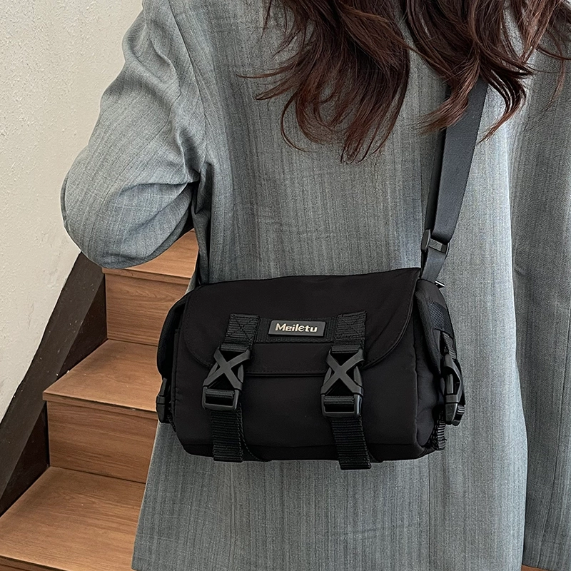 普乐威 小众质感潮流机车休闲百搭运动多功能轻便防水通勤斜 尼龙 水洗布 单肩斜挎包 男女同款情侣款 黑色