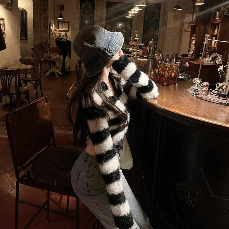 俞兆林 慵懒风短款优雅气质性感高级感撞色条纹针织衫 女款