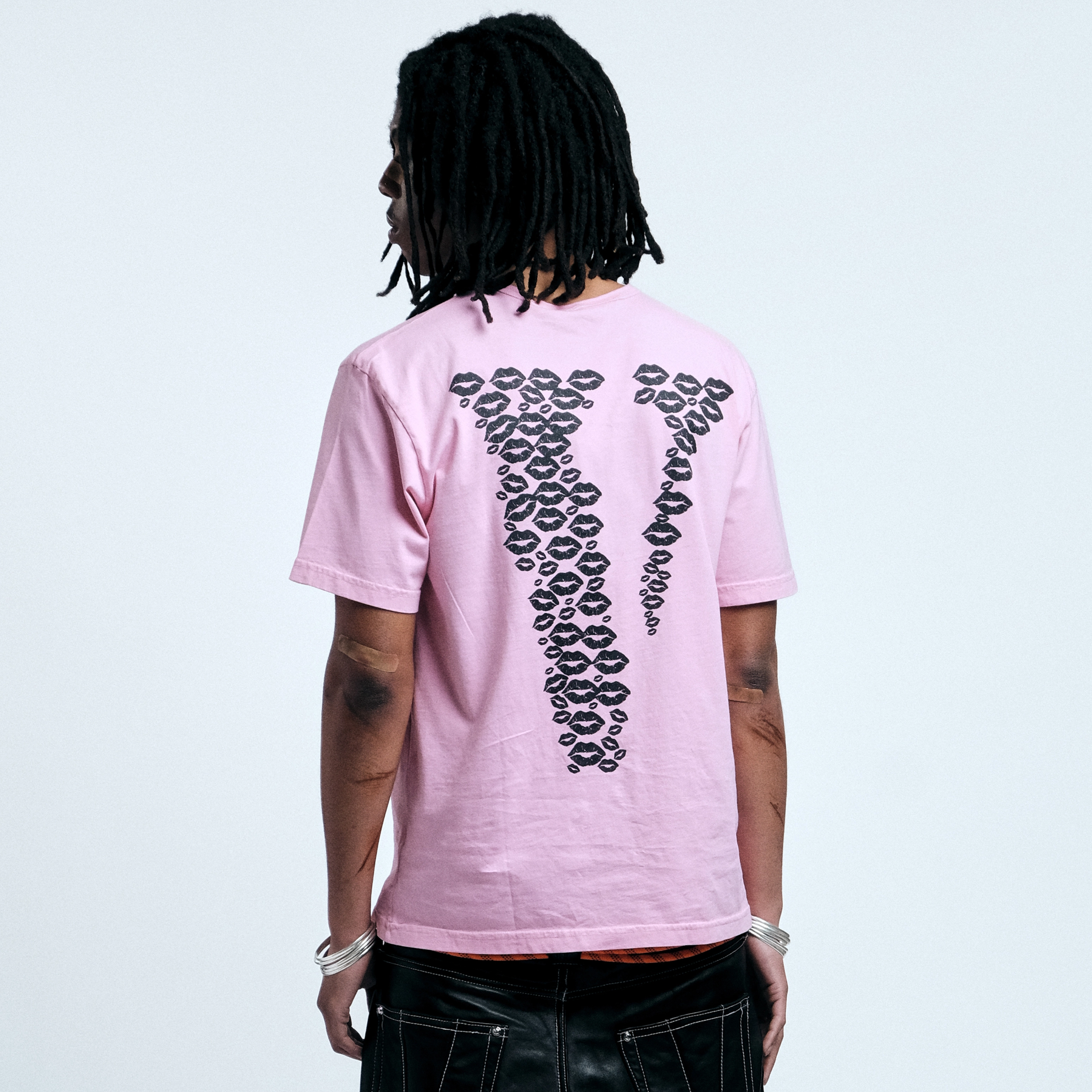 VLONE Friends kiss VLogo T