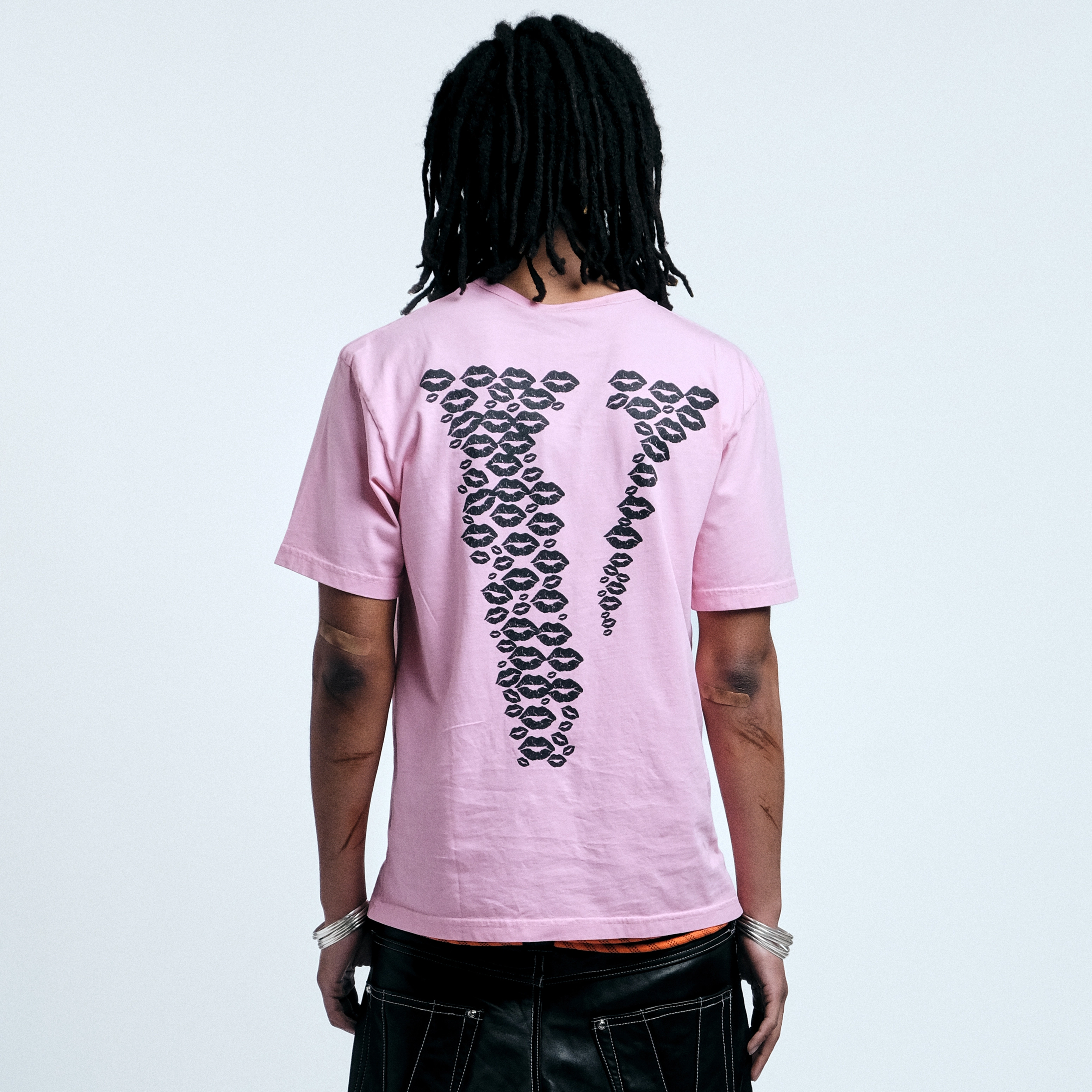 VLONE Friends kiss VLogo T