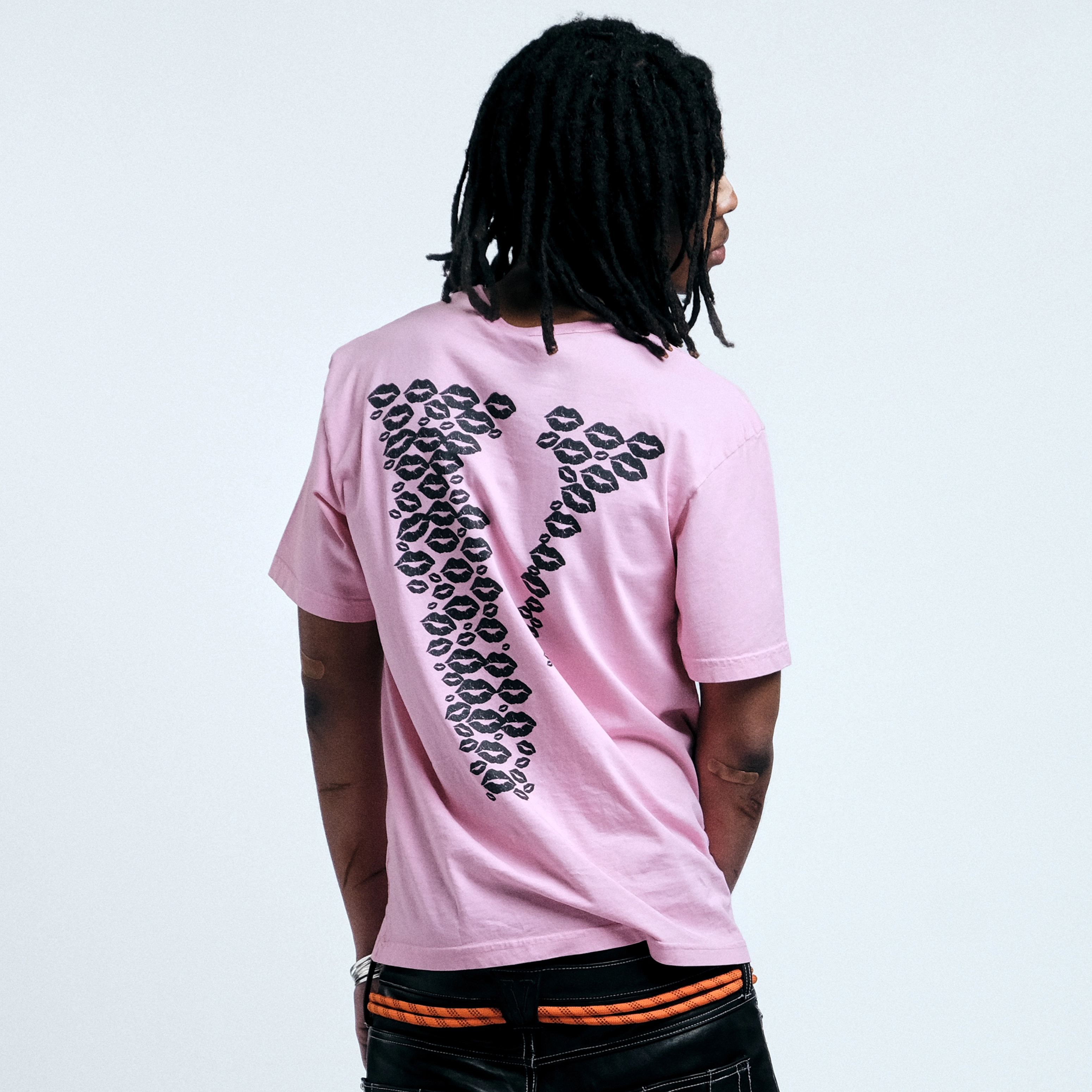 VLONE Friends kiss VLogo T