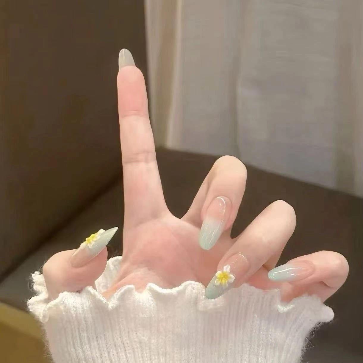 嘉比兔 海岛花漾薄荷渐变蓝雕花清冷简约显白辣妹美甲贴片  杏仁浅色晕染 可爱