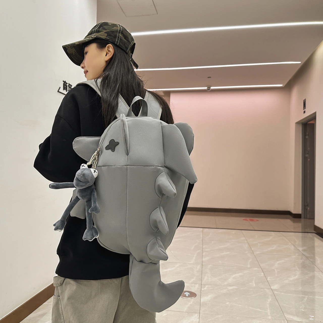 泰格奴 毕业旅行旅游纯色休闲通勤背包轻便高颜值鲨鱼大容量初中高中大学上课百搭书包 尼龙 双肩包 常规 男女同款情侣款 白色/灰色/黑色