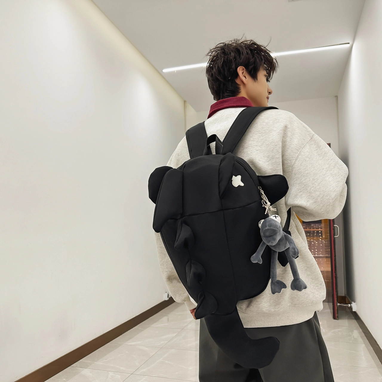 泰格奴 毕业旅行旅游纯色休闲通勤背包轻便高颜值鲨鱼大容量初中高中大学上课百搭书包 尼龙 双肩包 常规 男女同款情侣款 白色/灰色/黑色