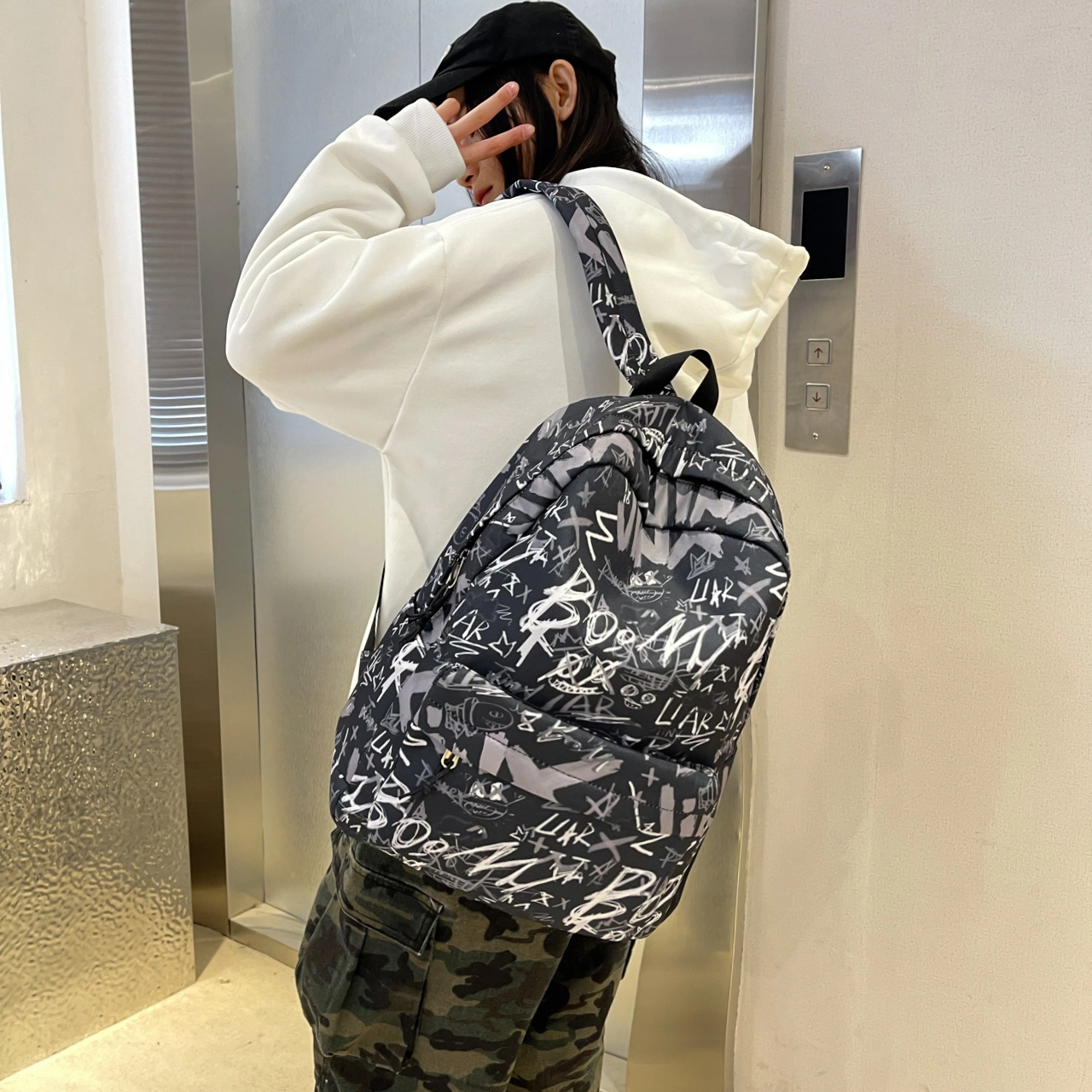 泰格奴 涂鸦精美机能通勤旅行轻便高颜值潮流百搭大容量背包初中高中大学生上课百搭书包 牛津布 双肩包 男女同款情侣款 紫色/黑色/蓝色