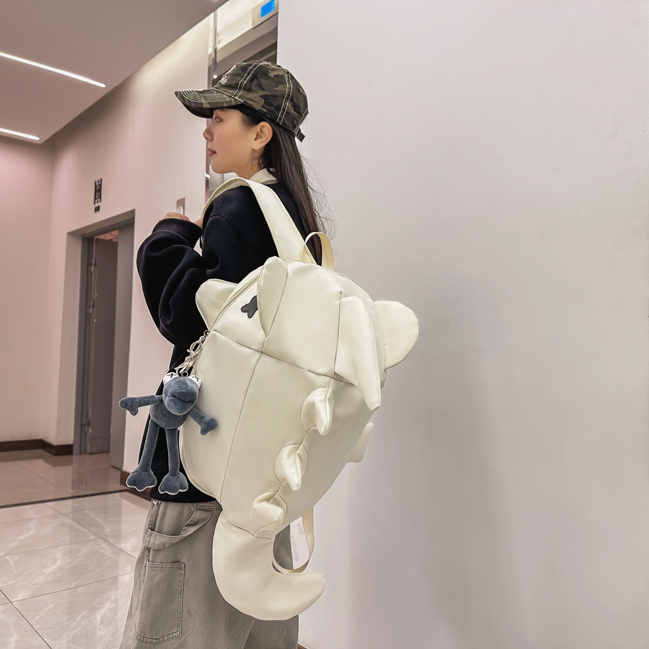 泰格奴 毕业旅行旅游纯色休闲通勤背包轻便高颜值鲨鱼大容量初中高中大学上课百搭书包 尼龙 双肩包 常规 男女同款情侣款 白色/灰色/黑色