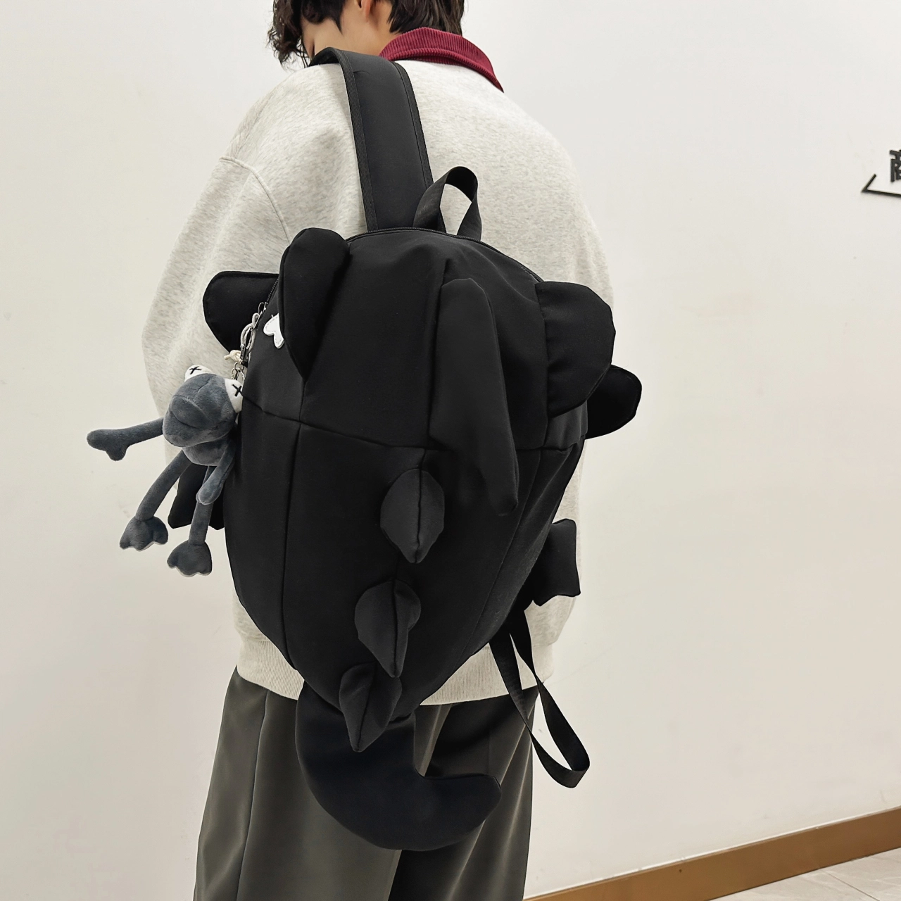 泰格奴 毕业旅行旅游纯色休闲通勤背包轻便高颜值鲨鱼大容量初中高中大学上课百搭书包 尼龙 双肩包 常规 男女同款情侣款 白色/灰色/黑色