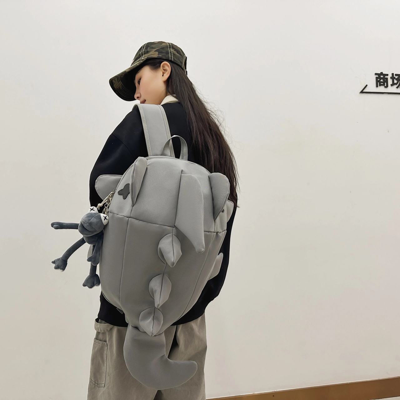 泰格奴 毕业旅行旅游纯色休闲通勤背包轻便高颜值鲨鱼大容量初中高中大学上课百搭书包 尼龙 双肩包 常规 男女同款情侣款 白色/灰色/黑色