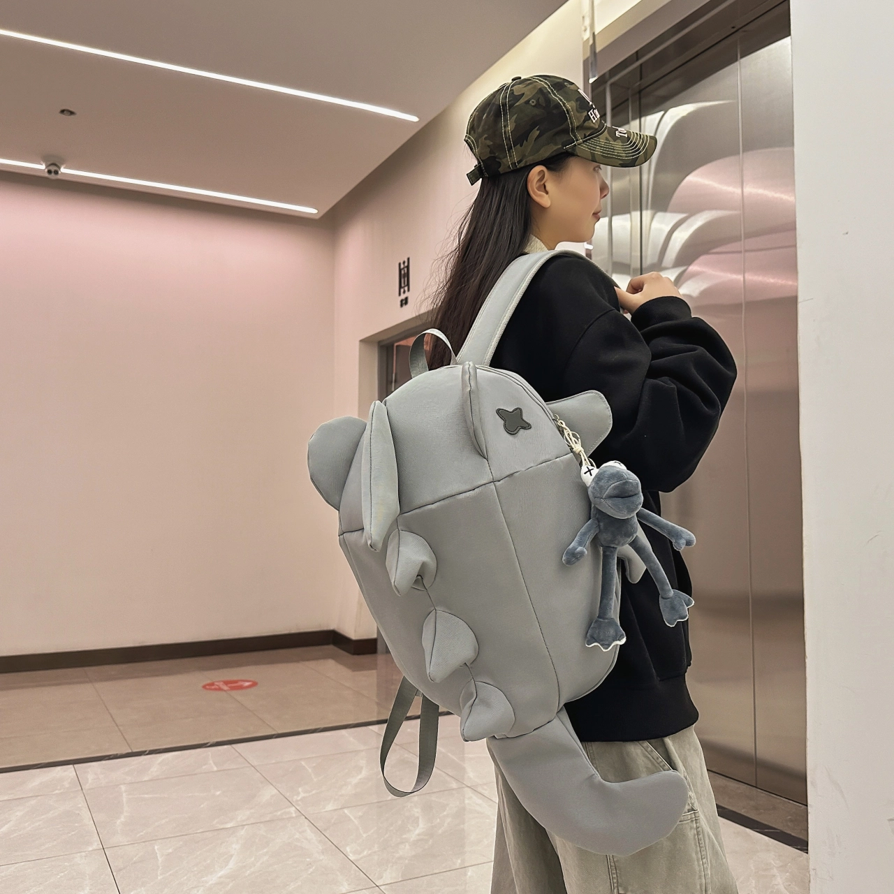 泰格奴 毕业旅行旅游纯色休闲通勤背包轻便高颜值鲨鱼大容量初中高中大学上课百搭书包 尼龙 双肩包 常规 男女同款情侣款 白色/灰色/黑色