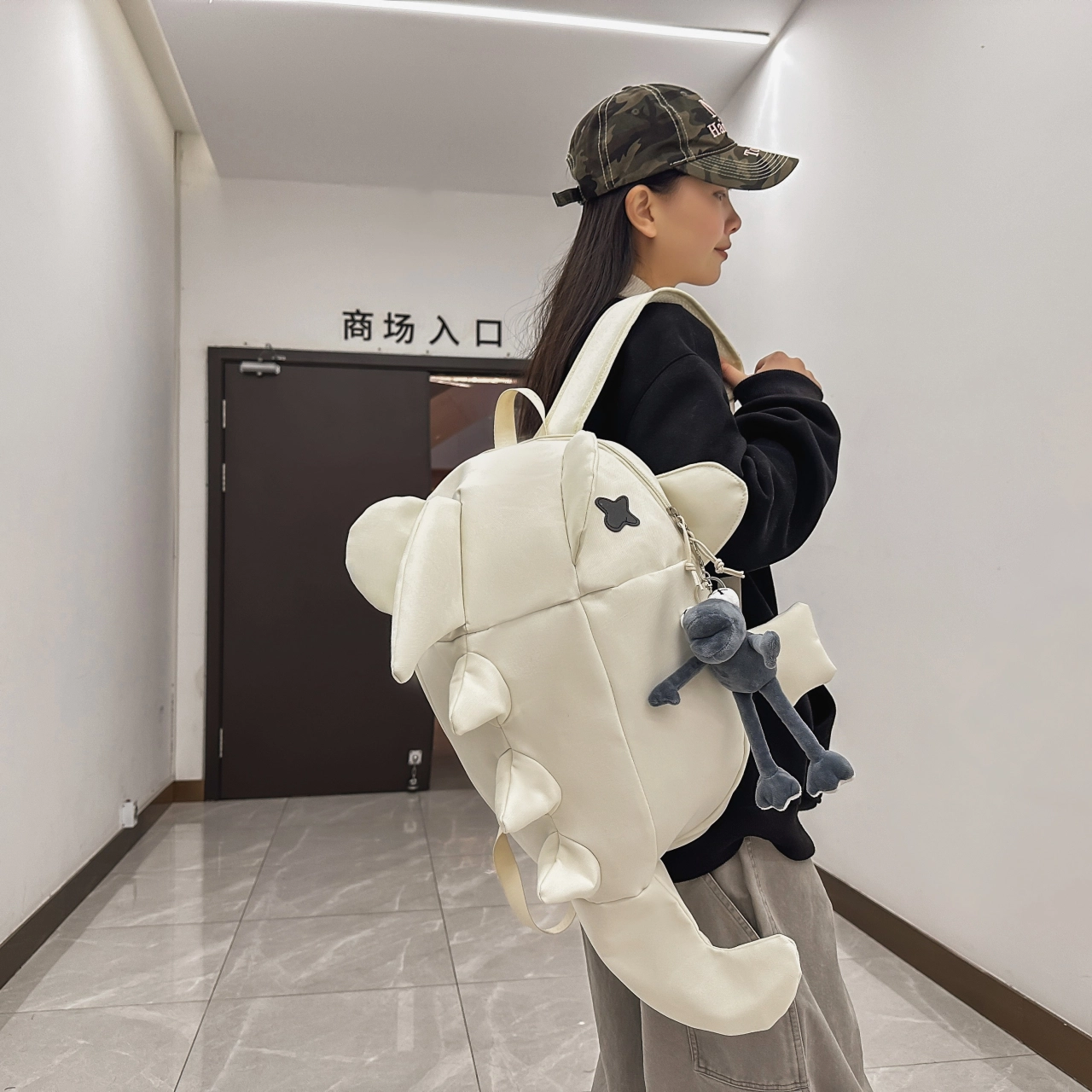 泰格奴 毕业旅行旅游纯色休闲通勤背包轻便高颜值鲨鱼大容量初中高中大学上课百搭书包 尼龙 双肩包 常规 男女同款情侣款 白色/灰色/黑色