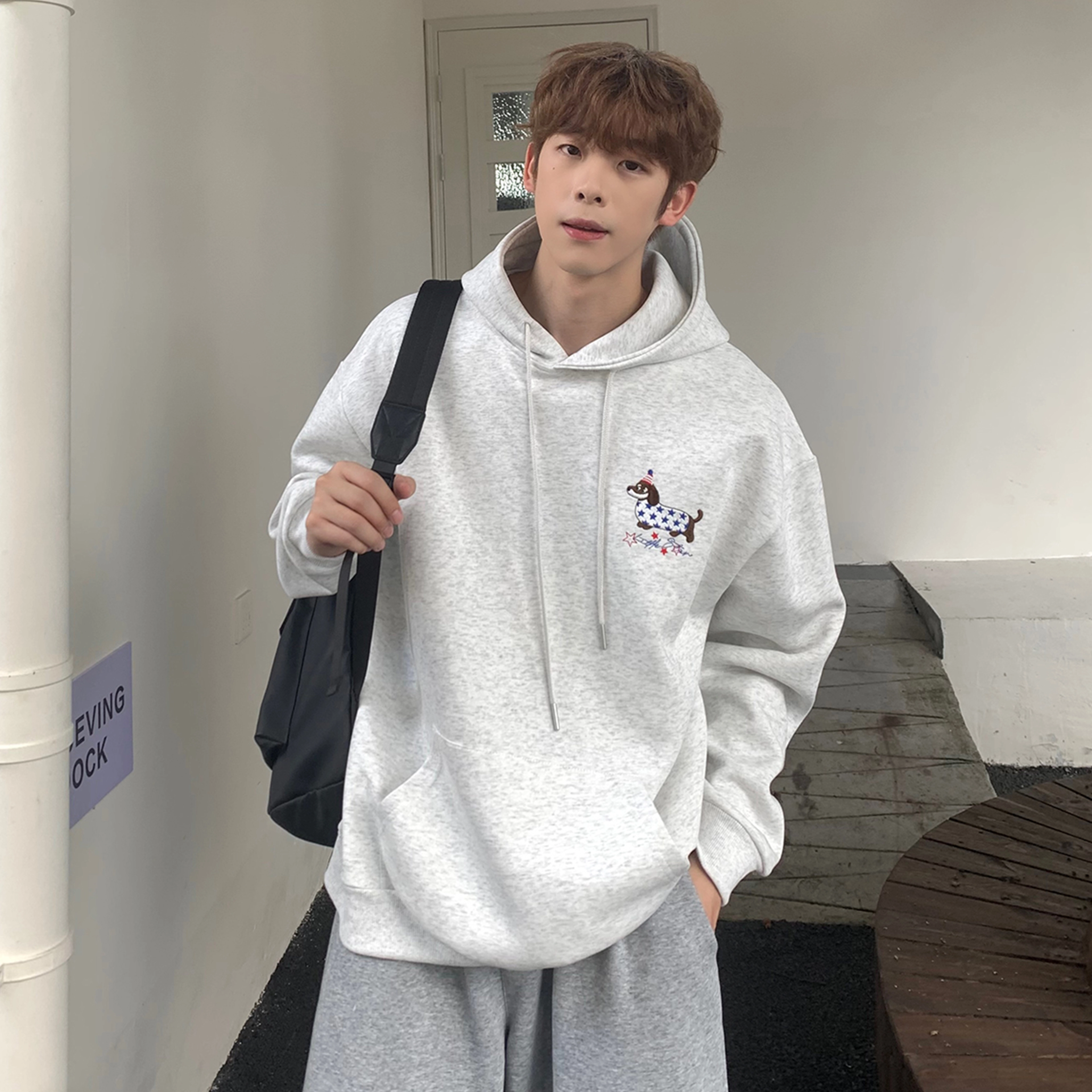 永言 小众腊肠狗刺绣秋冬简约外套男宽松休闲百搭套头上衣情侣连帽卫衣 男女同款