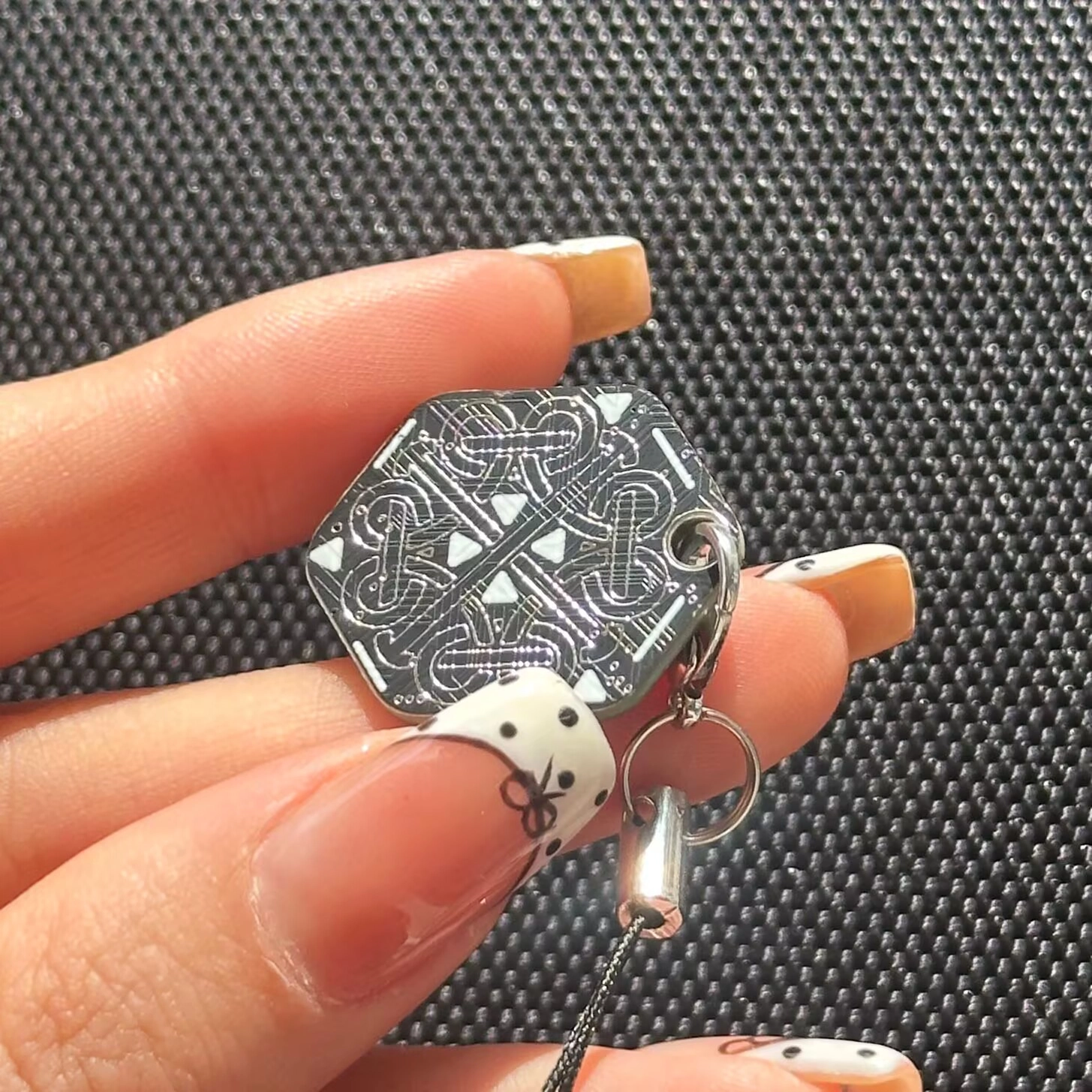 弗洛康 可爱个性包包挂绳 创意黑色幸运符六边形钥匙扣 谷圈挂件