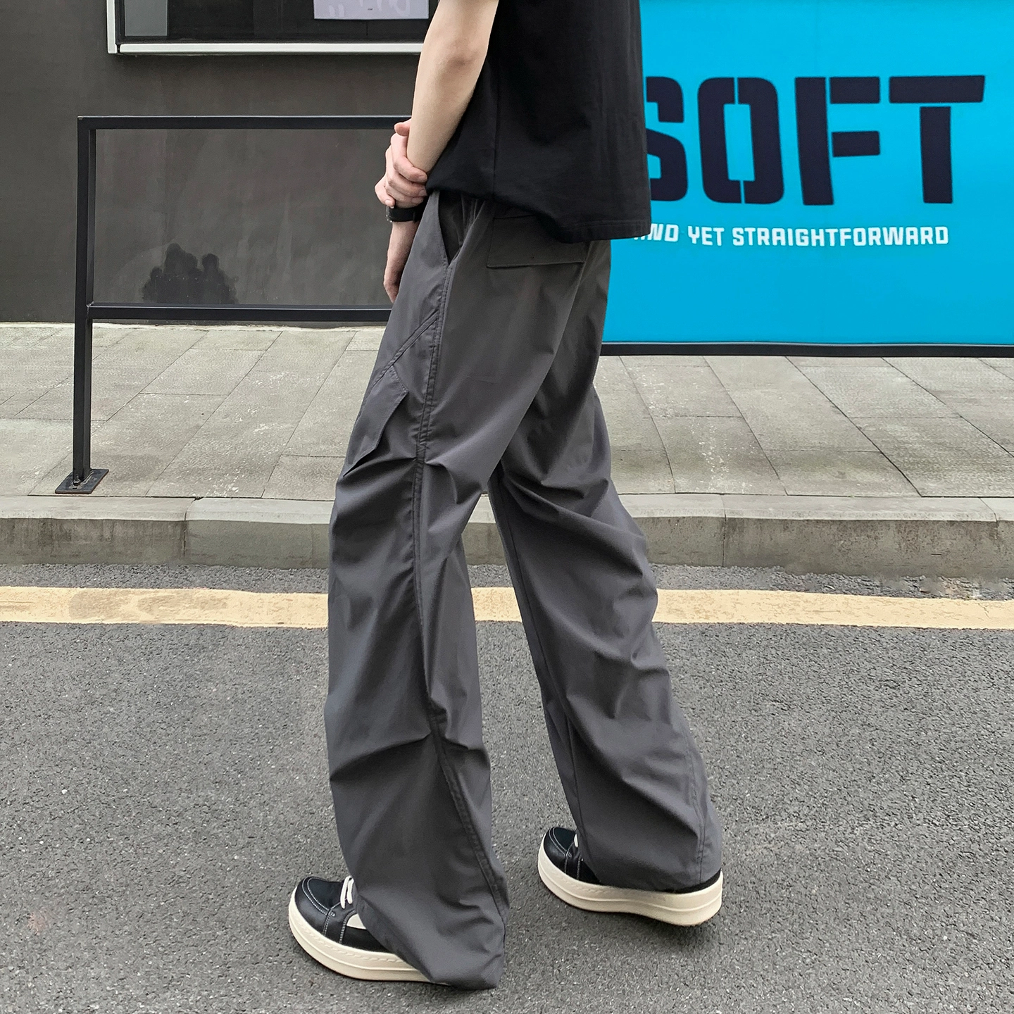 尘映 美式潮牌高街垂感情侣百搭速干透气早秋校园穿搭微阔腿抽绳显高运动通勤长裤宽松纯色直筒裤子工装裤 男女同款