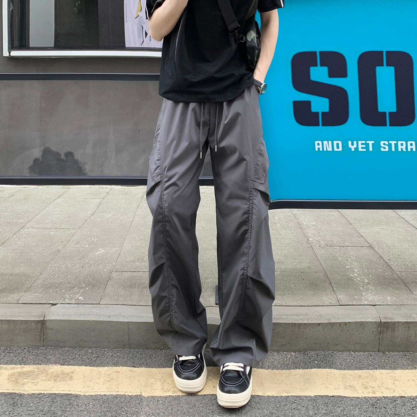 尘映 美式潮牌高街垂感情侣百搭速干透气早秋校园穿搭微阔腿抽绳显高运动通勤长裤宽松纯色直筒裤子工装裤 男女同款