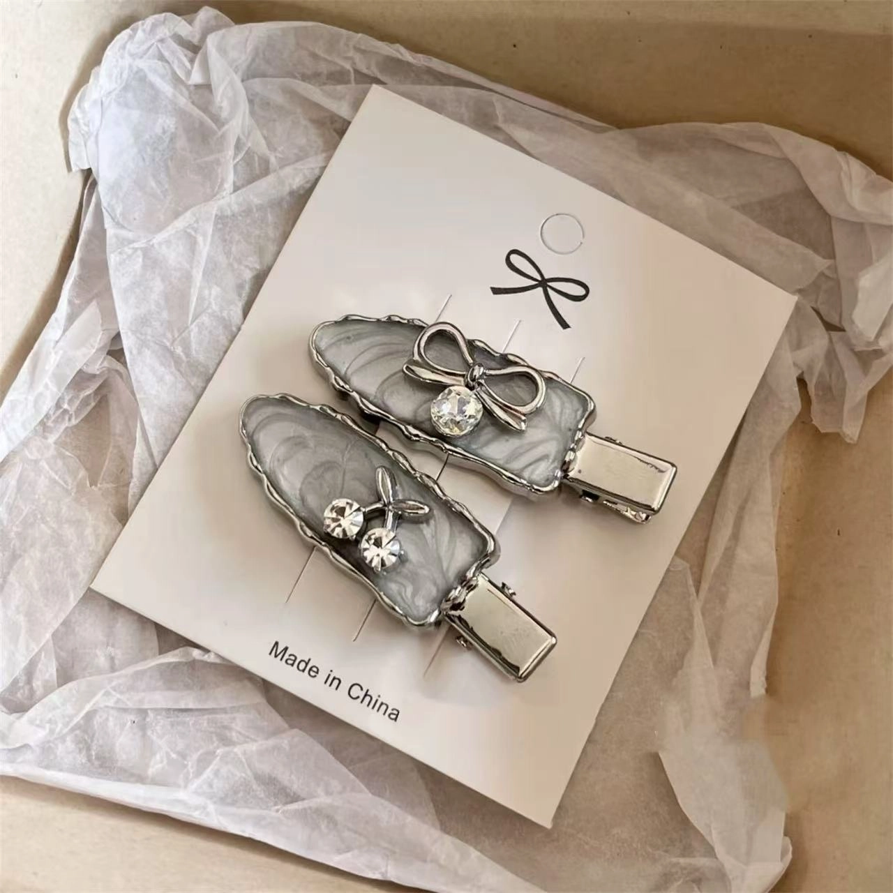 希铃 超洋气水钻樱桃蝴蝶结 亚克力 发夹 女款