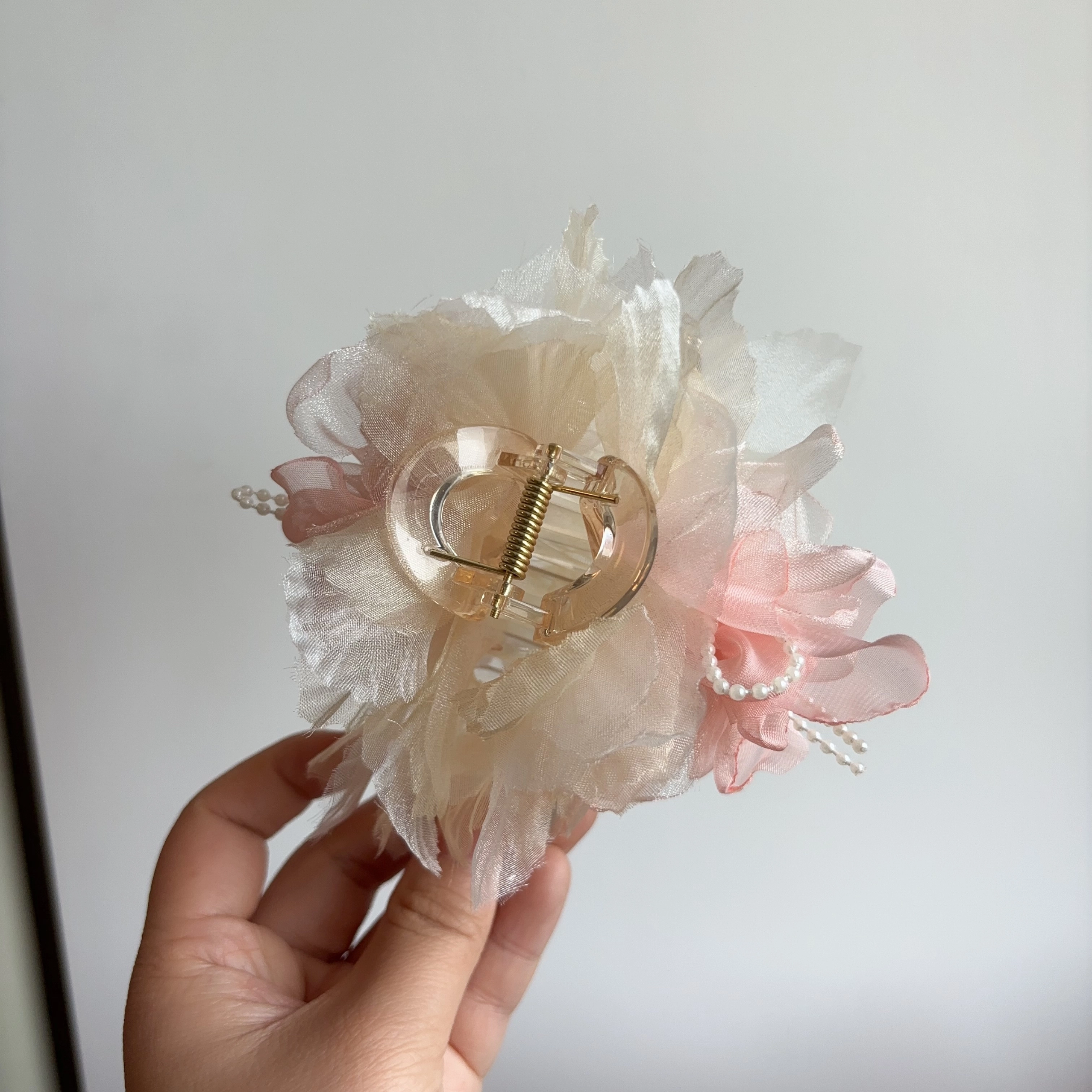 希铃 花朵鲨鱼夹唯美仙气 温柔 百搭 海边度假 浪漫  后脑勺夹欧根纱 亚克力 发夹 女款
