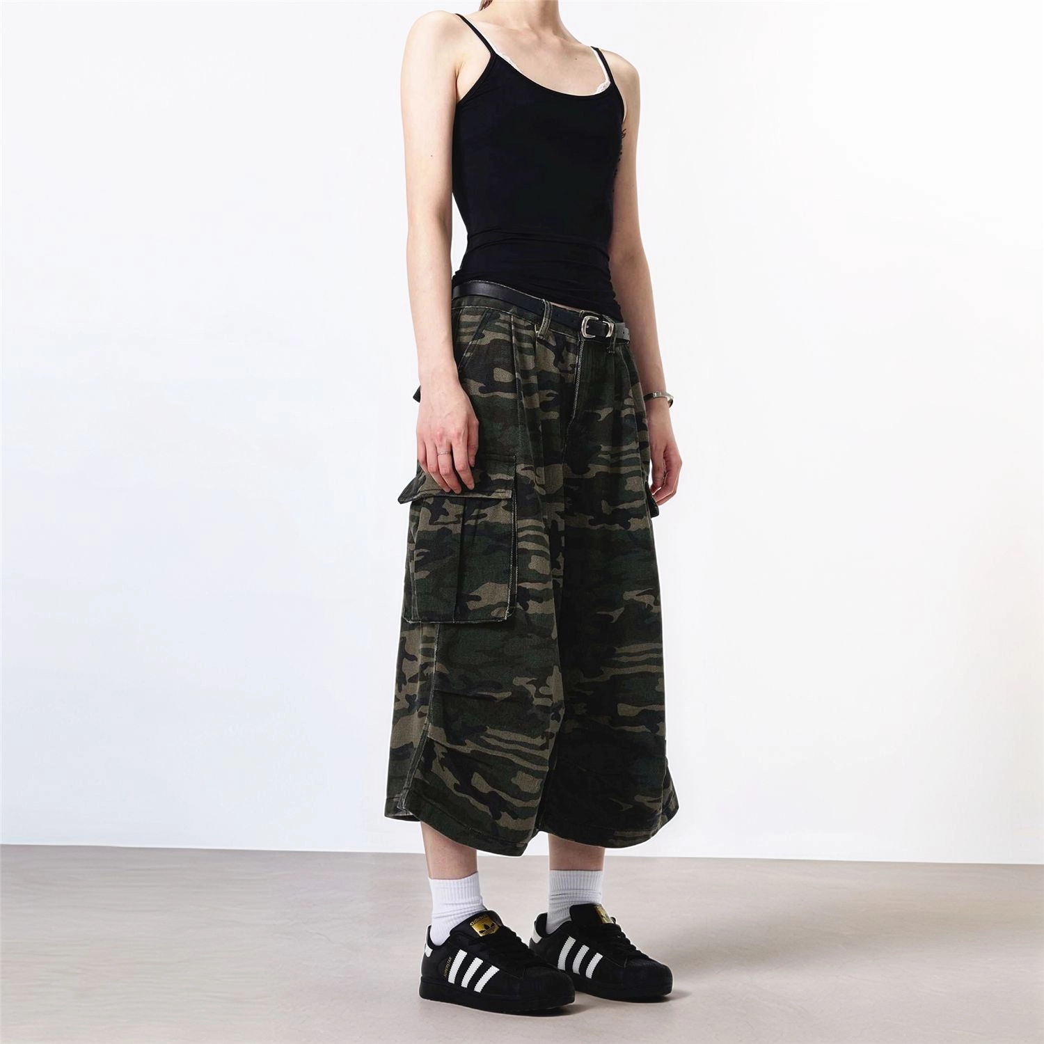 M JEANS STUDIOS 7