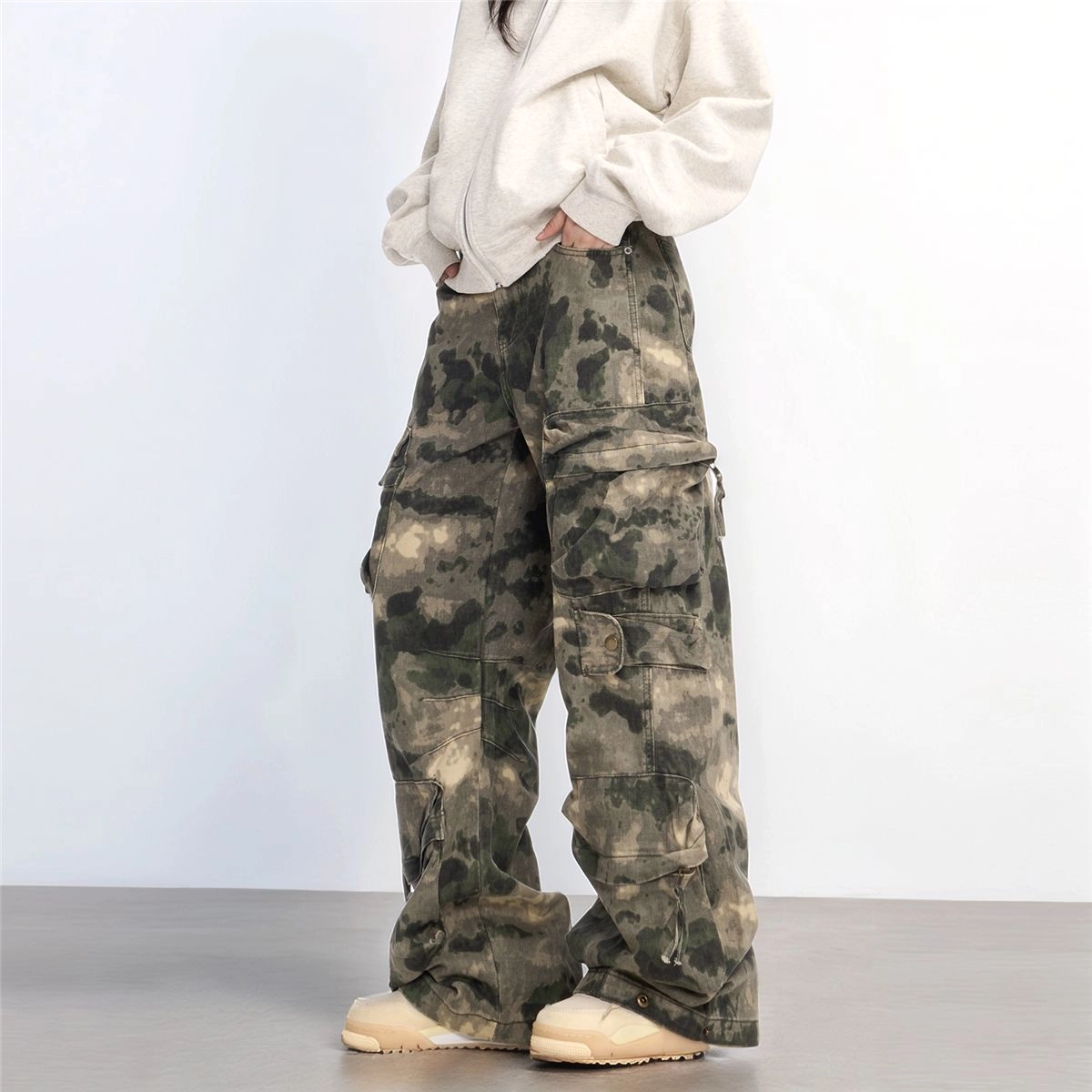 M JEANS STUDIOS 7
