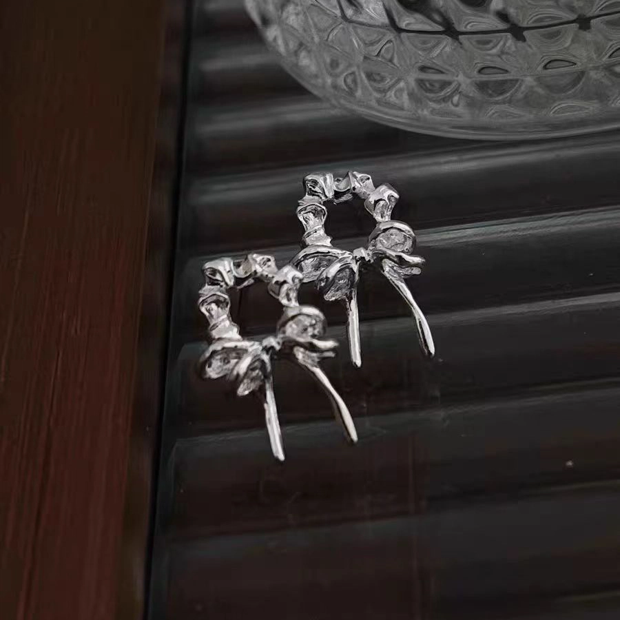 饰之颜 韩系极简银色精致蝴蝶结 小众设计感高级感通勤时尚日常百搭#好运 合金 耳环 女款
