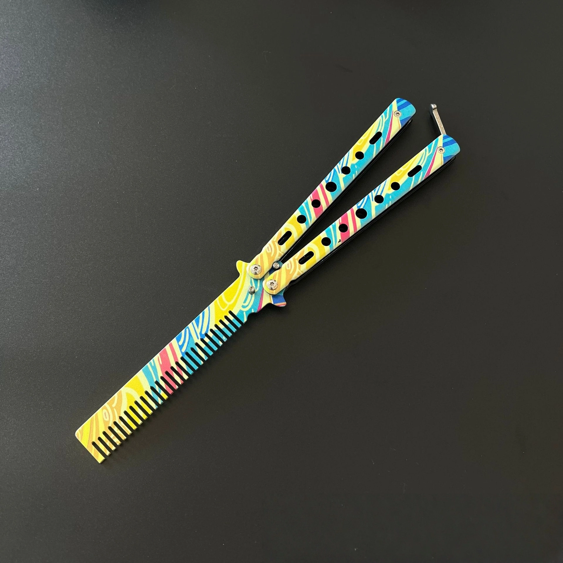 悦米乐 超多款式蝴蝶梳子折叠梳 色彩绚丽工艺精良把玩收藏皆可 设计亮眼多色可选 练习甩手刀未开刃便携训练刀 成品模型