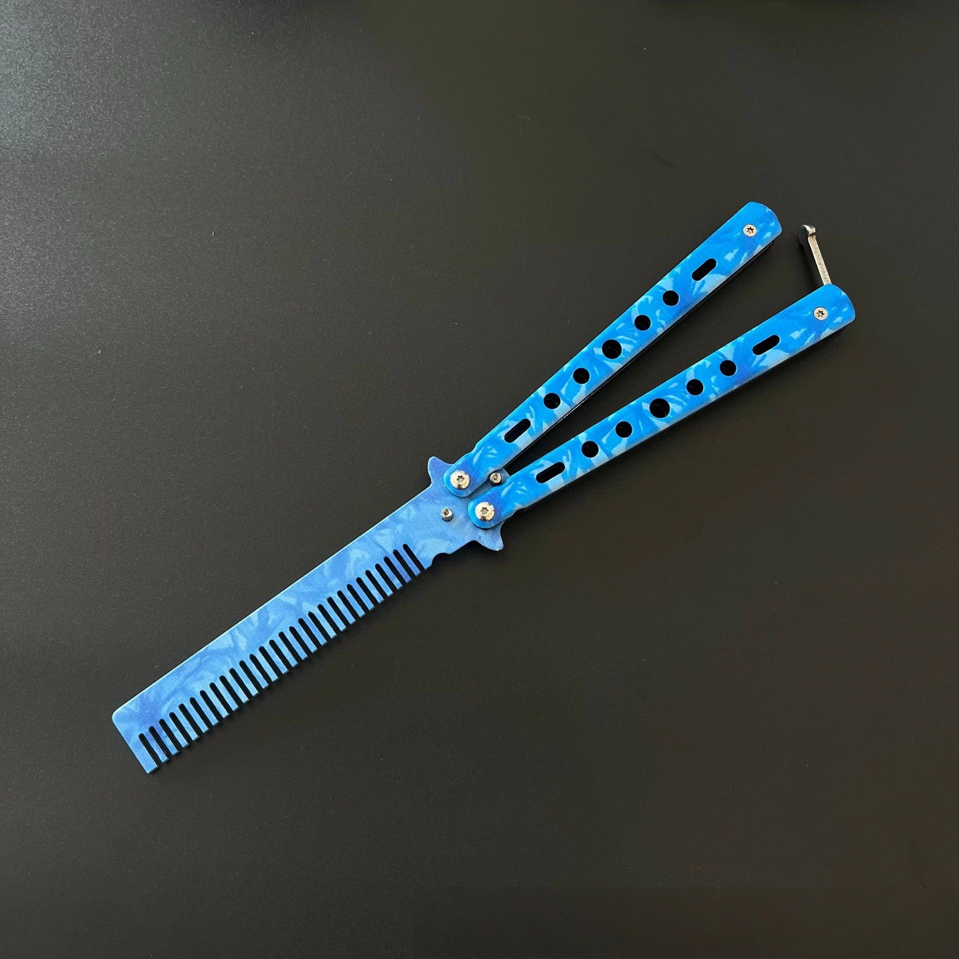 悦米乐 超多款式蝴蝶梳子折叠梳 色彩绚丽工艺精良把玩收藏皆可 设计亮眼多色可选 练习甩手刀未开刃便携训练刀 成品模型